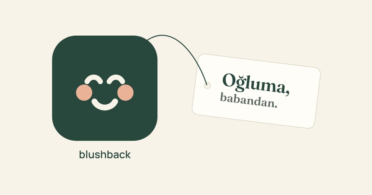 Koyu yeşil, gülümseyen bir app simgesi: blushback. Simgeye iple bağlı etikette “Oğluma, babandan.” yazıyor
